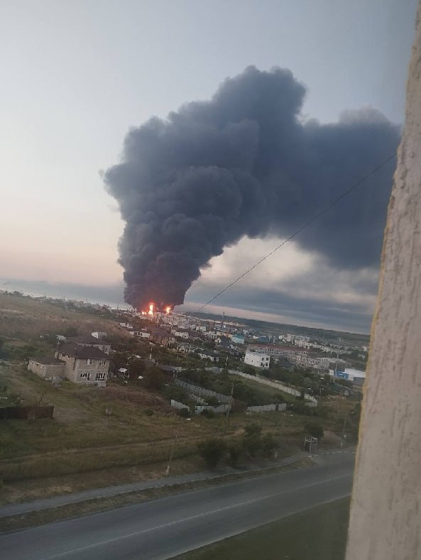 В порту Керчи после ночных взрывов возникли пожары.