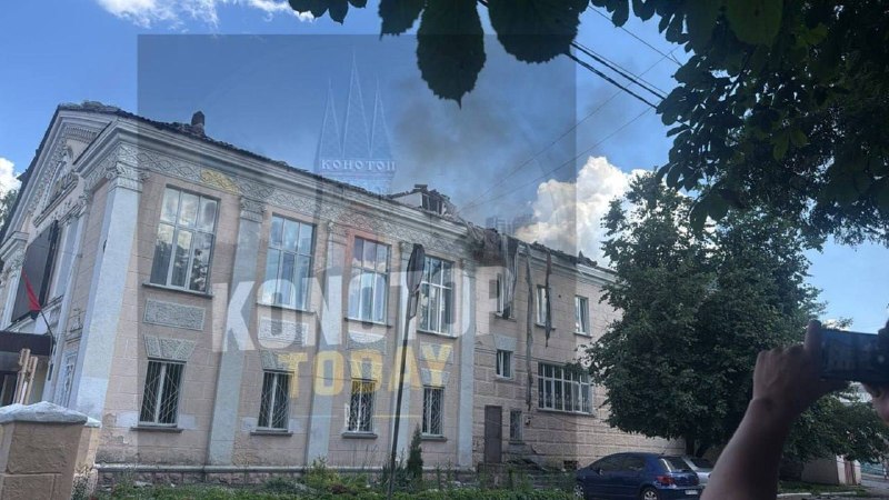 Російська армія обстріляла кінотеатр у Конотопі