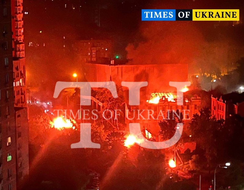De nombreux incendies ravagent Kyiv suite aux frappes de missiles balistiques russes.