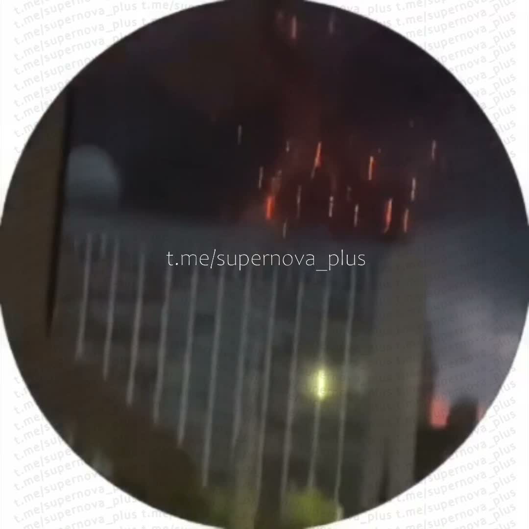 萨马拉导弹袭击后，浓烟升起。