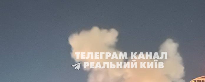 Kiyev yaxınlığında raket zərbələri nəticəsində tüstü görünür