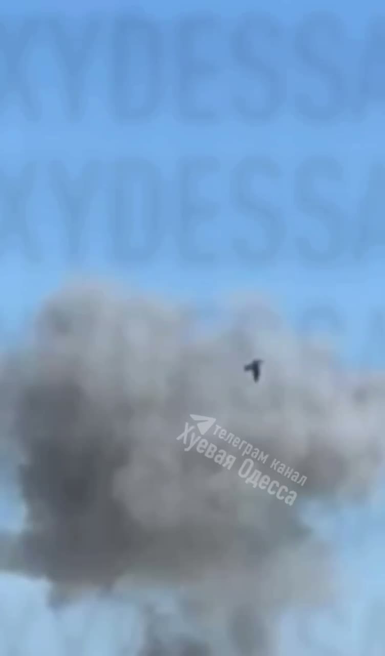 Odessada partlayışlar qeydə alınıb. Tüstü qalxır