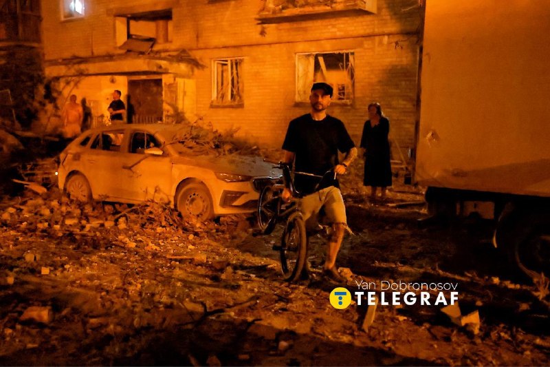 Danni a Kyiv a seguito di un attacco notturno: nel distretto di Darnytskyi, edifici non residenziali e magazzini sono stati danneggiati. Nel distretto di Sviatoshynskyi, edifici in una zona non residenziale sono stati danneggiati o distrutti e alcuni magazzini hanno preso fuoco. Nel distretto di Solomianskyi, i piani superiori di un edificio residenziale di nove piani sono stati distrutti, provocando un incendio. Anche le finestre di quattro edifici residenziali vicini sono state danneggiate. In un'altra località, la caduta di detriti ha causato un incendio in un edificio di quattro piani. Sempre nel distretto di Solomianskyi, una scuola e un ospedale pediatrico sono stati danneggiati, con finestre distrutte e veicoli che hanno preso fuoco nel piazzale. Anche alcuni garage sono stati danneggiati.