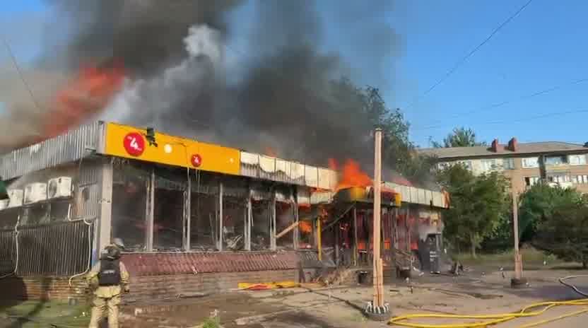Almeno 10 persone sono rimaste ferite a seguito degli attacchi russi contro negozi di alimentari a Kramatorsk e Sloviansk.