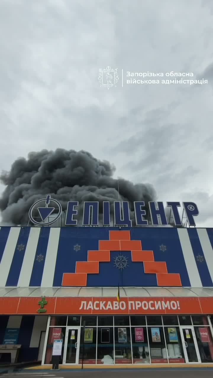 У Запарожжы з-за расійскага ўдару загарэўся гандлёвы цэнтр