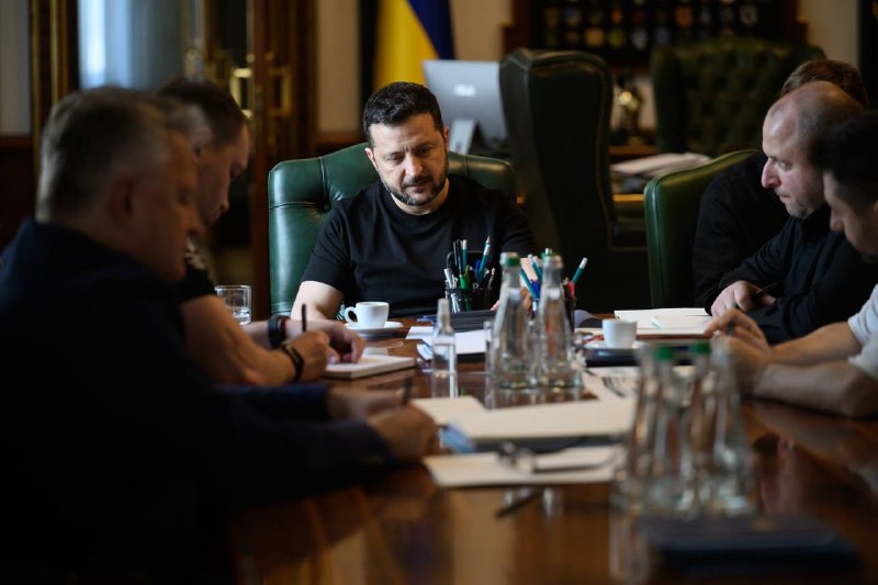 Zelensky: Good phone conversation with President Trump's representatives Steve Witkoff and Jared Kushner. It was detailed and constructive. It is important that the dialogue between the US and Ukrainian negotiating teams continues constantly, and now we are talking about setting a date for a visit to Ukraine. This trip would be very useful for working out solutions for peace