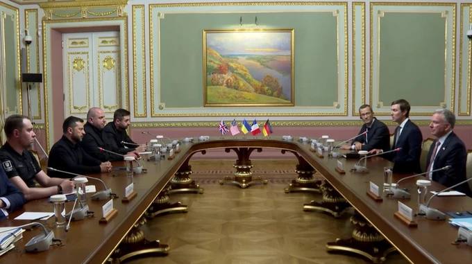 Зеленский сообщил, что в ходе переговоров в Киеве с участием посланников президента США и советников по национальной безопасности стран Евротройки обсуждались не только потенциальные параметры прекращения войны, но и вопрос поддержки Украины в краткосрочной перспективе.
