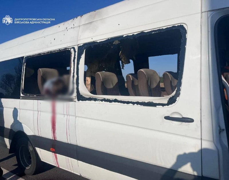 Cinq morts, sept blessés suite à une frappe russe sur un bus à Nikopol.