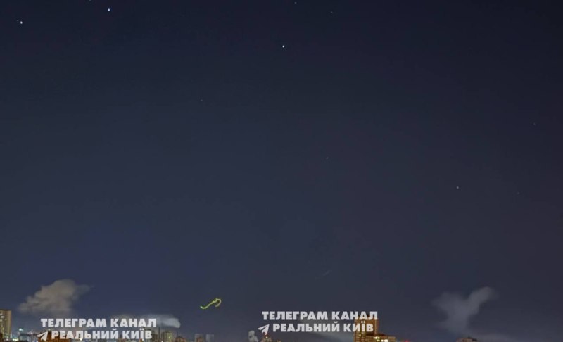 Des fumées s'élèvent au-dessus de Kyiv après plusieurs frappes de missiles.