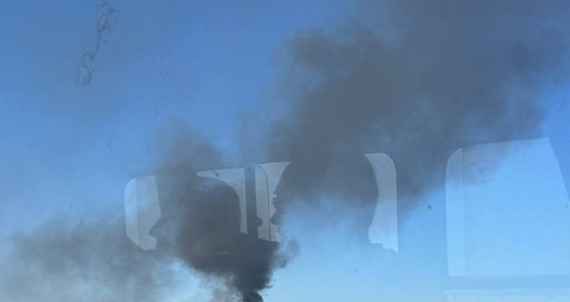 Rook ontstaat in Dnipro als gevolg van een raketaanval.