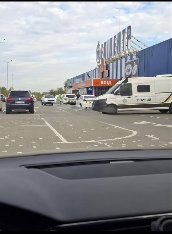 A man with an axe attacked people at the Epicenter in Kovel. Three people were injured as a result of the attack. Police are on the scene.